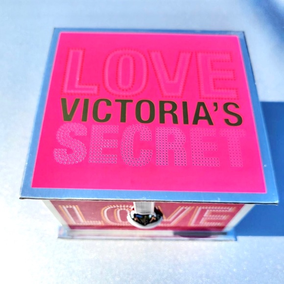 Rare HTF VICTORIA’S SECRET WHITE SANTA BEAR IN BOX - Picture 3 of 6